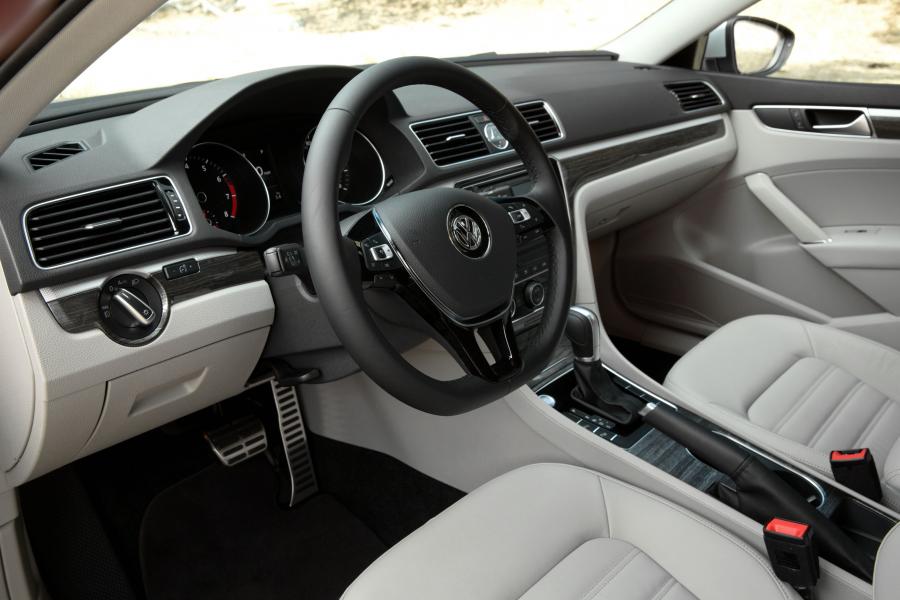  Volkswagen Passat TSI R-Line 2016 года  (фото 3 из 15)